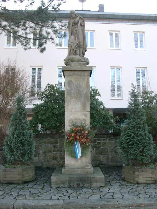 Ehrenmal für die Gefallenen der Kriege 1914/18 heute in der Parkanlage an der Grundschule