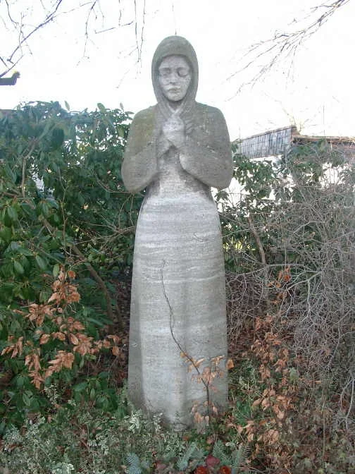 Ehrenmal für die Gefallenen der Kriege 1939/45 in der Parkanlage an der Grundschule