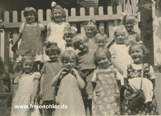 Jahrgang 1932 - Entlassung der Mädchen Kindergarten