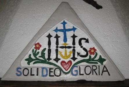 Das Hauszeichen zeigt die Inschrift "SOLI DEO GLORIA“ (lateinisch: einzig zur Ehre Gottes).