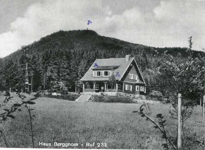 Auf der Ansichtskarte ist das Haus Berggnom zu sehen.