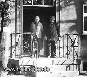 Anfang der 50er: Albert und Maria Flinkerbusch auf der Eingangstreppe des Hofes.