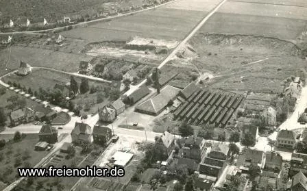 Die Luftaufnahme aus dem Jahre 1959 zeigt die Ziegelei Rocholl mit der Brennhalle, den Trockenlagern und dem Ausgrabungsgebiet