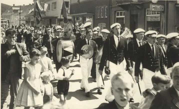 Das Tambourcorps der Kolpingfamilie Freienohl Schützenfestmontag beim Schützenumzug im Jahre 1960. Mit der Pauke Kuno Stirnberg (z. Zt. wohnhaft in Düren).
