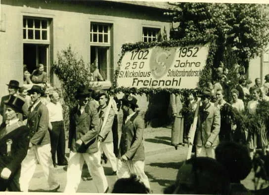 Abmarsch des Festzuges an der im Jahre 1950 durch Gemeinschaftsarbeit erbauten neuen Schützenhalle