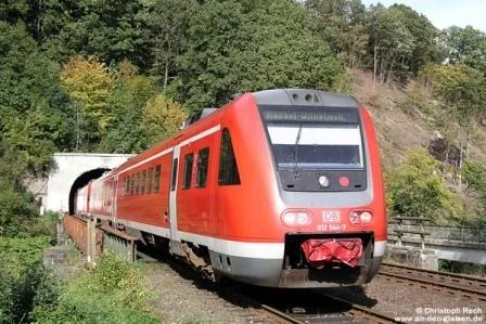 Foto (© Christoph Rech): Ein Zug mit Neigetechnik aus der Baureihe 612 am Freienohler Tunnel. (Freienohl, 03. Oktober 2004)