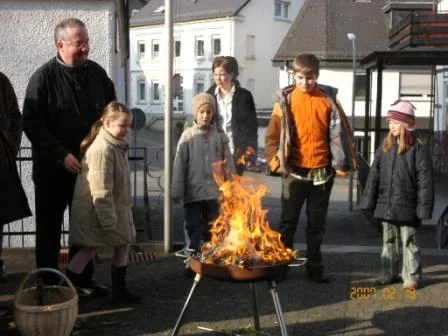 Am Sonntag vor Aschermittwoch wurden nun diese Palmbüsche zu Beginn der heiligen Messe vor dem Haupteingang verbrannt und die Asche für das Aschenkreuz gewonnen.