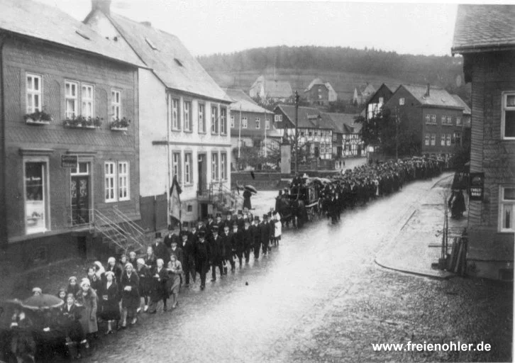Großer Trauerzug auf der Hauptstraße am 12.11.1932