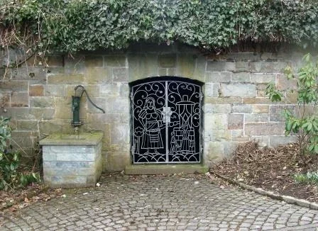 Heute kümmert sich um diesen Teich bzw. Brunnen Alois Becker. Die Brunnenstraße hat daher auch ihre Bezeichnung.