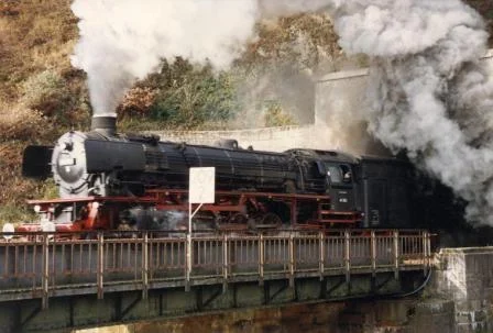 Foto (© Markus Geißler, Freienohl): Alte Dampflok am Freienohler Tunnel