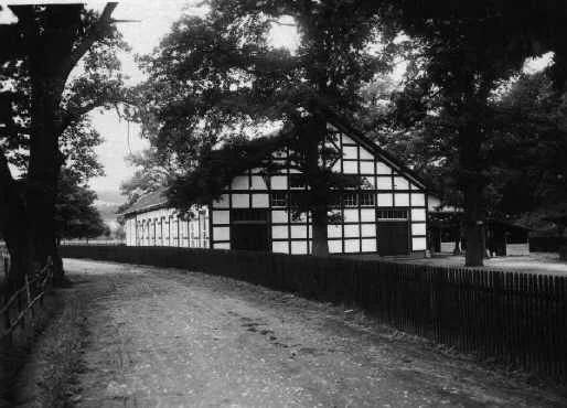 Hinter der alten Schützenhalle befand sich der Sportplatz. In der Schützenhalle befand sich die Tuchfabrik der Firma Goblet