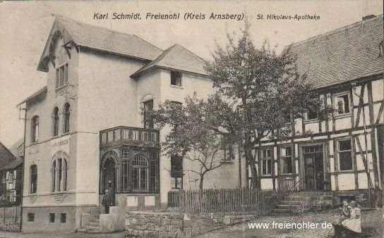 St. Nikolaus Apotheke kurz nach der Fertigstellung. Die Ansichtskarte wurde am 23.8.1909 geschrieben.