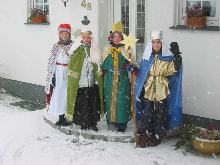 Die Sternsinger 2003 bei ihrer freiwilligen "Arbeit". Selbst Schnee kann ihnen nichts anhaben.