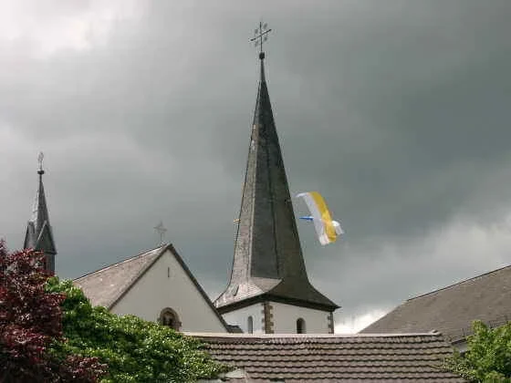 Fahnen in der Kirchturmspitze