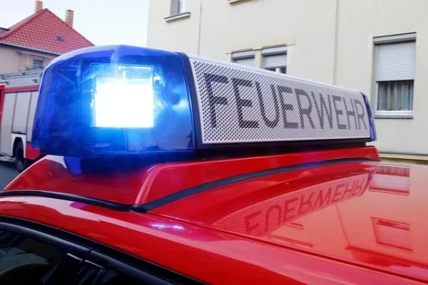 Feuerwehrauto mit Blaulicht