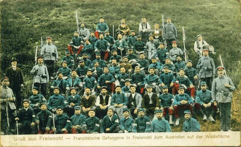 Ansichtskarte "Gruß aus Freienohl" zeigt französische Kriegsgefangene in Freienohl