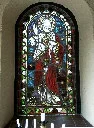 Ein Herz-Jesu- und ein Herz-Mariä-Bildnis finden sich in dem bleiverglasten Seitenfernstern.