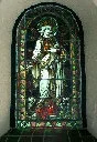 Ein Herz-Jesu- und ein Herz-Mariä-Bildnis finden sich in dem bleiverglasten Seitenfernstern.