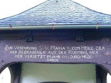 Inschrift "Zur Verehrung S.V. Maria BS zum Heile der hier Begrabenen aus der Ruembke hier her versetzt im Jahr 1846 durch milde Gaben"