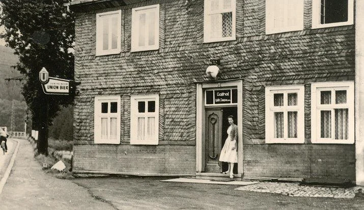Das Foto zeigt den verschieferten Gasthof Siepe vor der Ruhrbrücke in der Bahnhofstraße 1 (früher Hausnr. 155).