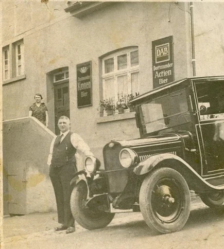 Wilhelm Geissler vor seinem ehemaligen Elternhaus in der Bettenhelle (vor 1936)