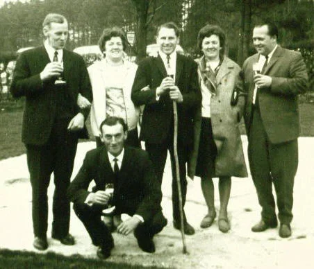 v.l.n.r.: Hubert Pöttgen (Krummestr.), Agnes Schirp, geb. Hoffmann, Ernst Klauke, Annemarie Wolf, geb. Hoffmann, Franz Köster (Kerstholtsgasse) vorne: Kaspar Weber (Am Hügel)