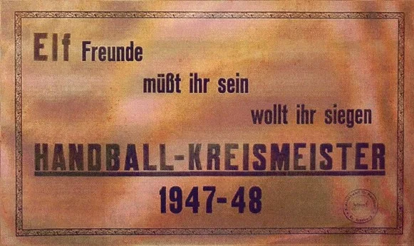 Pokal mit dem sinnvollen Spruch: "Elf Freunde müsst ihr sein, wollt ihr siegen!"