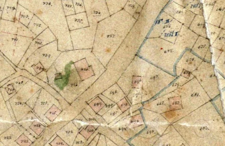 Parzelle 676; aus heutiger Sicht: wenn man auf dem Breiten Weg steht, auf dem Grundstück rechts von Mobi Doc, da, wo vorher das – so darf man mit dankbarer Erinnerung sagen – das „Kaufhaus“ Kneuper Weber stand, da befand sich der Gördes`sche Garten.