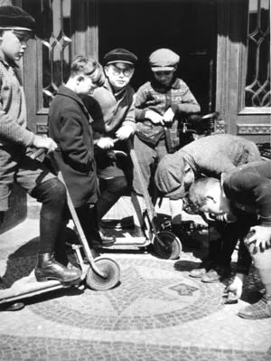 Jungen spielen mit Murmeln, 1930