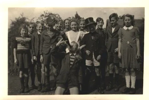 Kinderschützenfest auf der Hauptstraße im Juni 1949
