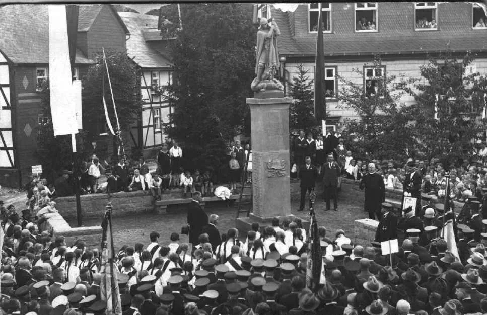Einweihung des Ehrenmales für die Gefallenen der Kriege 1914/18