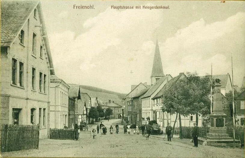 Hauptstraße mit Kriegerdenkmal um 1911