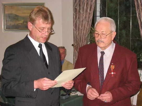 Eckhard Scholz, dem stellvertretenden Landrat mit Kurt Fornahl bei der Verleihung des Bundesverdienstkreuzes