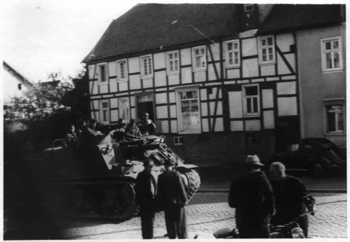Panzer vor Follen Haus