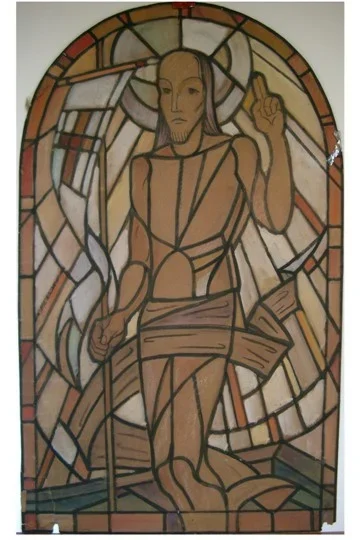 Fenster Auferstehung in der alten Friedhofskapelle sind Arbeiten des Künstlers Martin Pautsch.