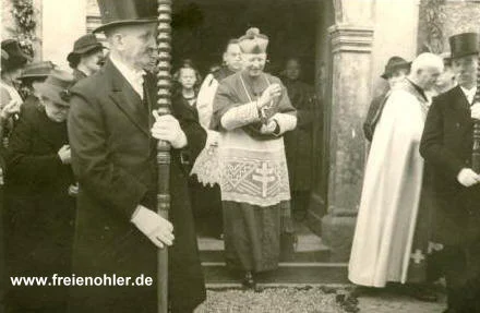 Prozession mit dem Auszug aus der St. Nikolaus Pfarrkirche.