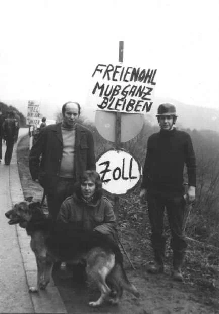 Zollstation an der Wildshauser Straße. Zöllner hinten von links nach rechts: Johannes Krick und Fritz Krick, Zöllner vorne: Manfred Berkenkopf genannt "Kerle".