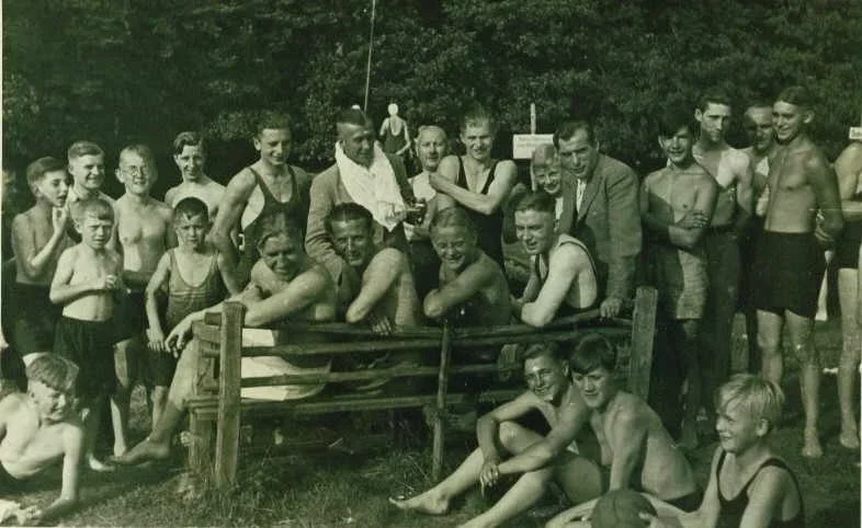 Die Schalker Meisterelf 1934 im Freienohler Strandbad