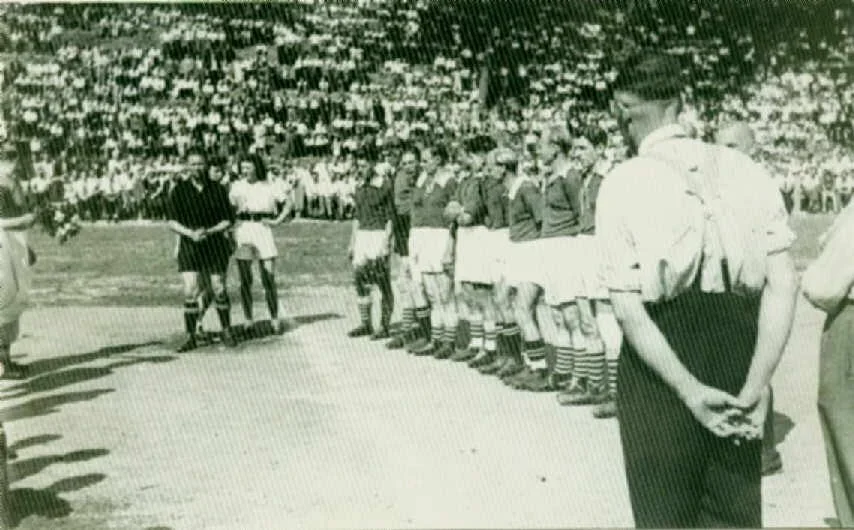 Am 27. Juni 1947 spielte Schalke 04 in einem Freundschaftsspiel gegen eine Fußballauswahl des Sauerlandes und gewann mit 6:2. Für das Spiel hatte man den Wald entlang des Linneborngrabens in Richtung Klauken auf`m Hahn extra abgeholzt.