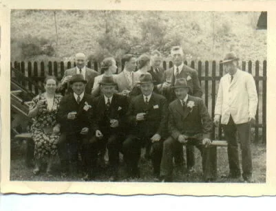Auf dem Schützenfest traf sich die ganze Familie. Hier die Familie Kordel: stehend v.l.n.r.: Karl Kordel, ?, Ludwig Kordel, ?, ?, Heinrich Weber, Josef Weber sitzende Reihe v.l.n.r.: Johanna Kordel, geb. Voß, Kaspar Kordel, Wilhelm Kordel, Josef Kordel, Theodor Kordel