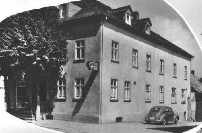In dem ehemaligen Hotel Lindenhof (heute: Eigentümer Familie Reznizak) befand sich das erste Geschäftslokal der Amtssparkasse Freienohl