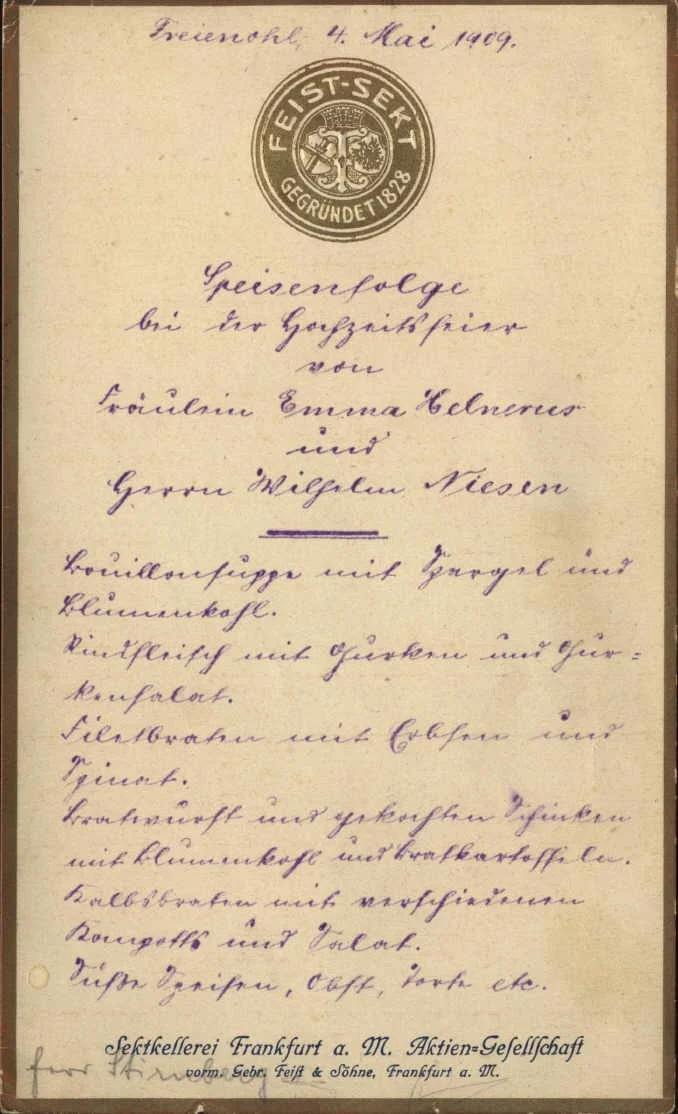Die Hochzeit ist für viele das größte Ereignis im Leben. Daher werden zur Hochzeit Eltern, Verwandte, Freunde und Bekannte eingeladen. Höhepunkt der Hochzeitsfeier ist das Hochzeitsmahl. Was vor fast 100 Jahre zur Hochzeit auf den Tisch kam, zeigt uns die Speisekarte des Brautpaares Fräulein Emma Helnerus und Herrn Wilhelm Niesen. (Zur näheren Erläuterung: Herr Wilhelm Niesen war am Amt Freienohl beschäftigt und war der Vater von Anita Heutling und dem im Jahre 2003 verstorbenen Erich Niesen.)