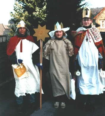 Kinder, die als Könige verkleidet mit einem leuchtenden Stern voran in Freienohl von Haus zu Haus ziehen und mit Liedern um milde Gaben bitten.