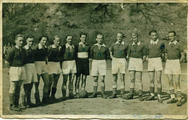 Das Foto zeigt die Fußballmannschaft des TuRa Freienohl auf dem alten Sportplatz im Langel (jetzt Fa. WoFi). Das Foto muss kurz nach dem Kriegsende aufgenommen worden sein. Spieler von links nach rechts: Franz Beilmann, Heinz Schmitz, Franz-Josef Schirp, Alfons Wiesehöfer, Heinrich Weber, Hubert Kaulmann (Torwart), Paul Sorge, Ernst Kessler, Willi Heckmann, Artur Geißler, Franz-Josef Kerstholt