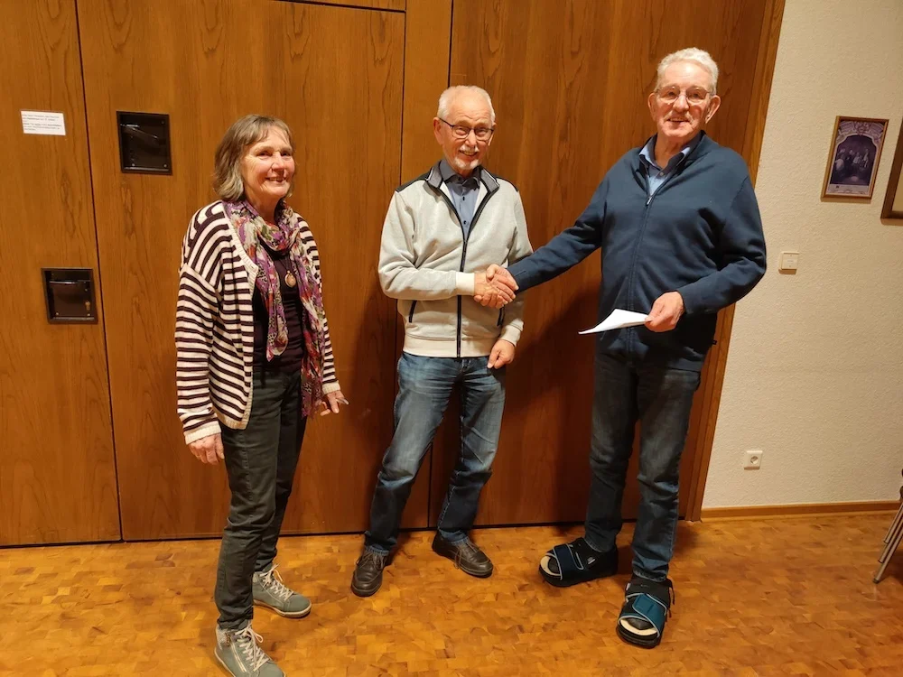 Foto: v.l.n.r. Ingrid Noeke (neue Kassiererin), Werner Gebhardt (scheidender Kassierer), Raimund Altebäumer (1. Vorsitzender)  