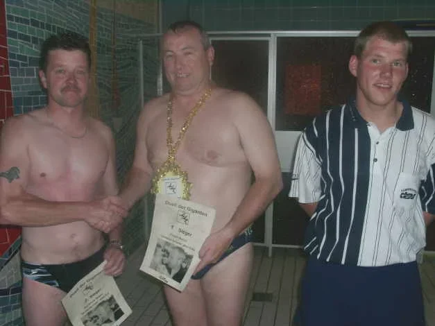 Unter tosendem Beifall der fanatischen Fans überreichte der Funktionär Andre Kettler die Urkunden.