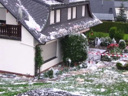 Das Haus des Brautpaares wurde während der Polterhochzeit von Freunden "geschmückt"