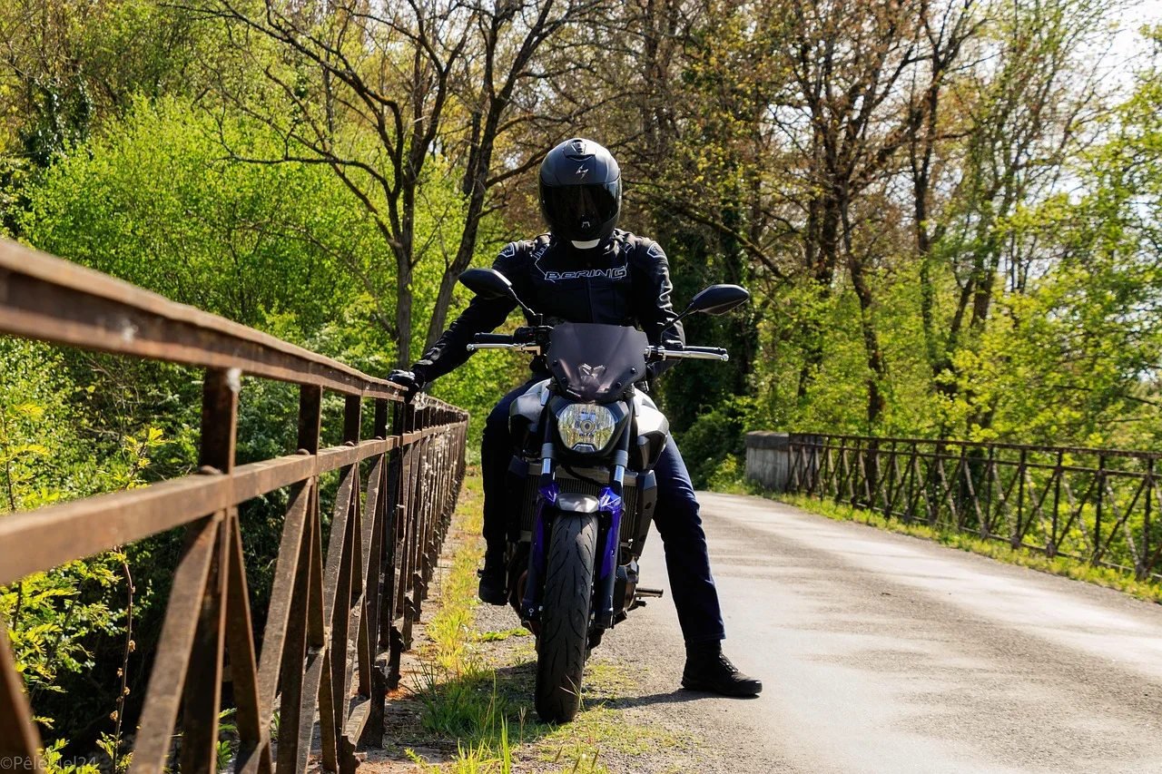 Motorradfahrer auf einer Brücke