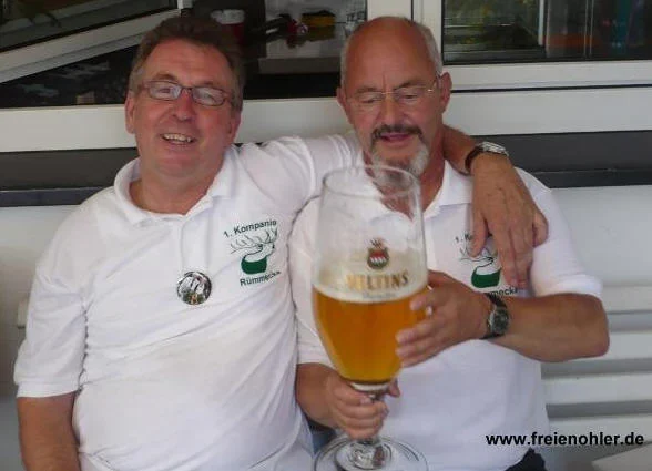 Schützenkönig mit großem Veltins-Pokal