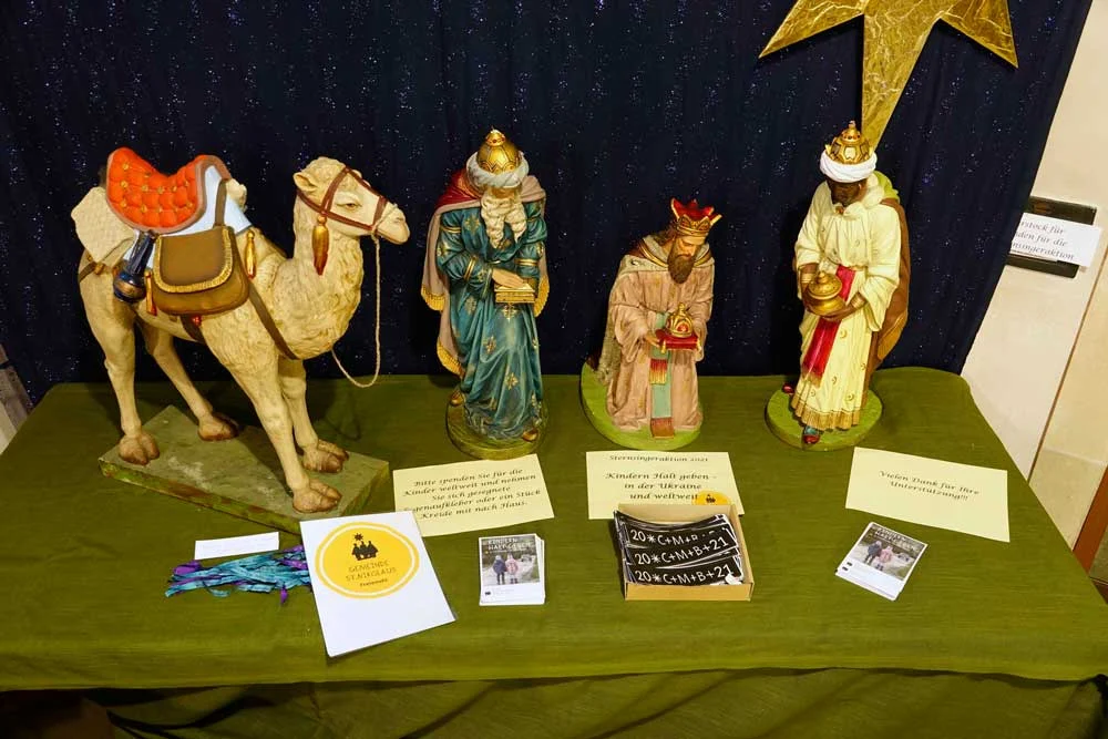 Sternsingeraktion 2021 - Segensaufkleber und Spendenboxen in der Kirche